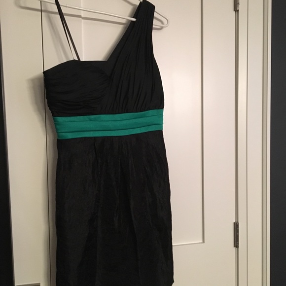 MAX & CLEO Black and Green One Shoulder Dress 4 - Picture 3 of 5